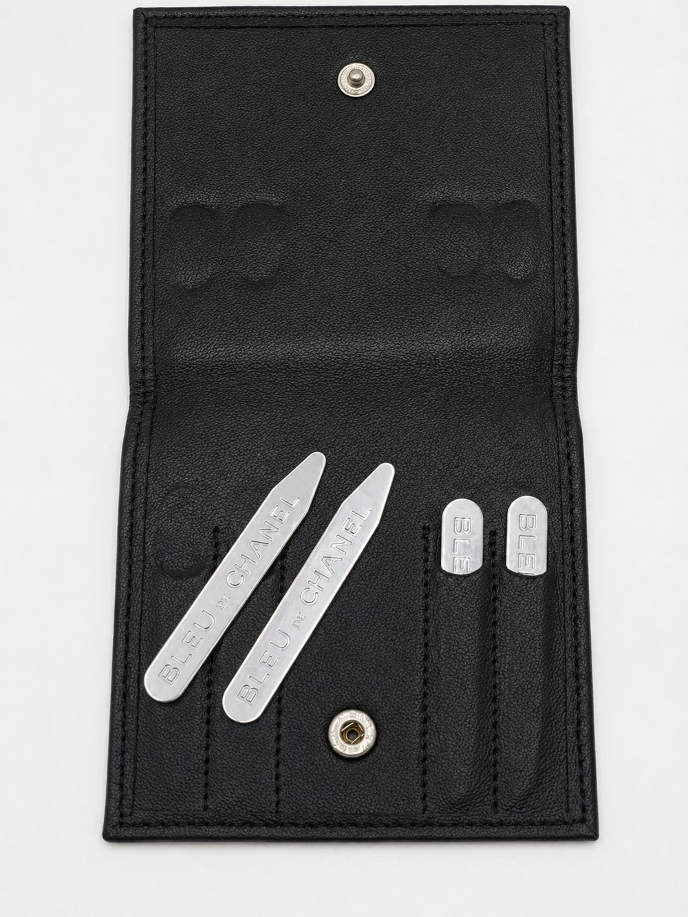CHANEL BLEU de CHANEL Metal Collar Stays Set.